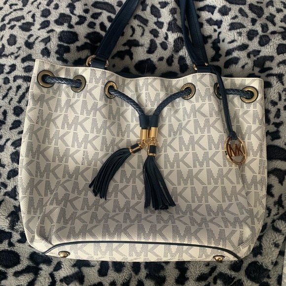 Michael Kors Handbags - Michael Kors Large Jet Set Gathered Tote